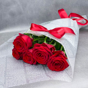 Букет из красных роз в оформлении (высота стебля-60 см)